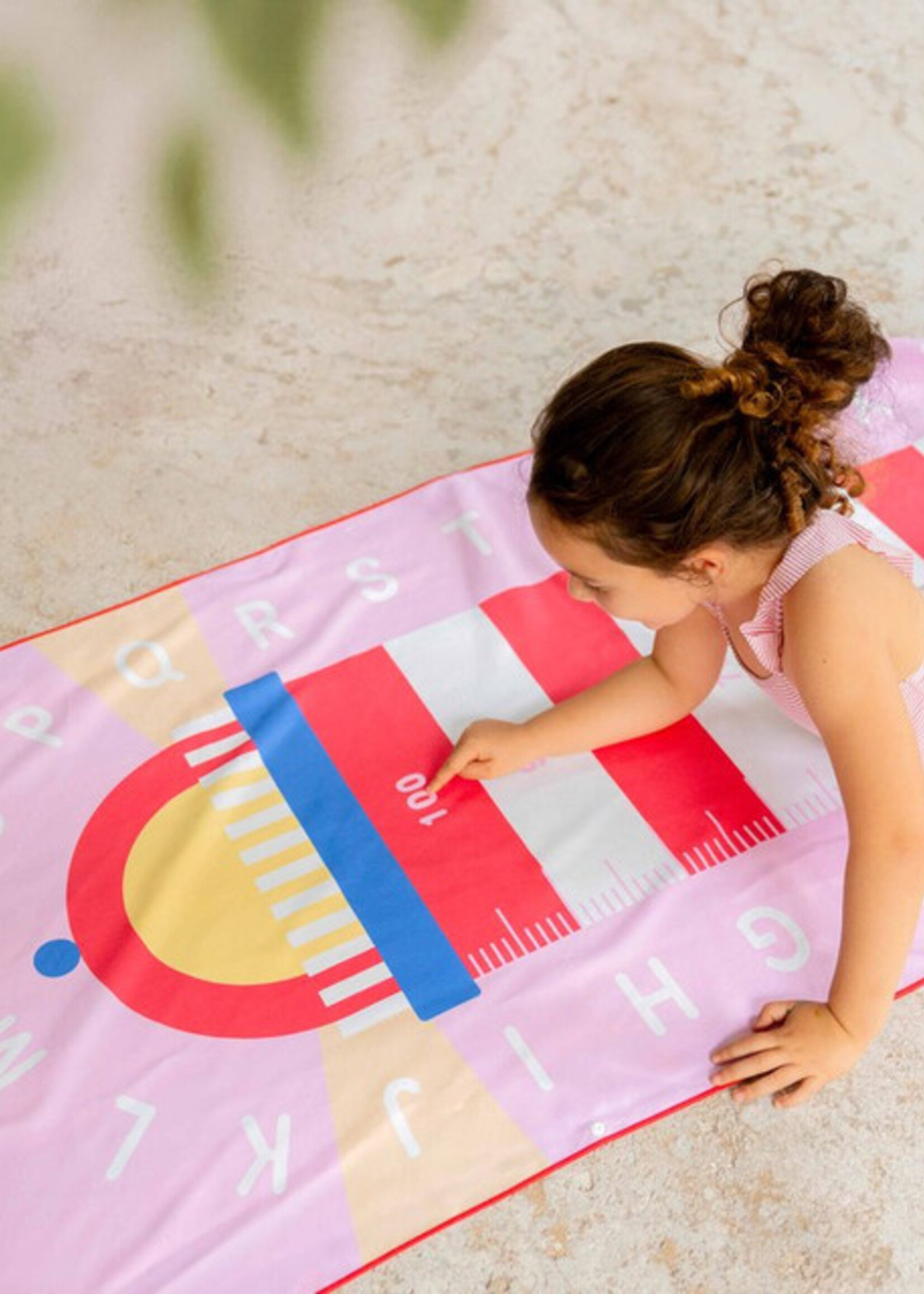 Quut Playtowels - M (140cm x 70cm) - Lighthouse Cherry