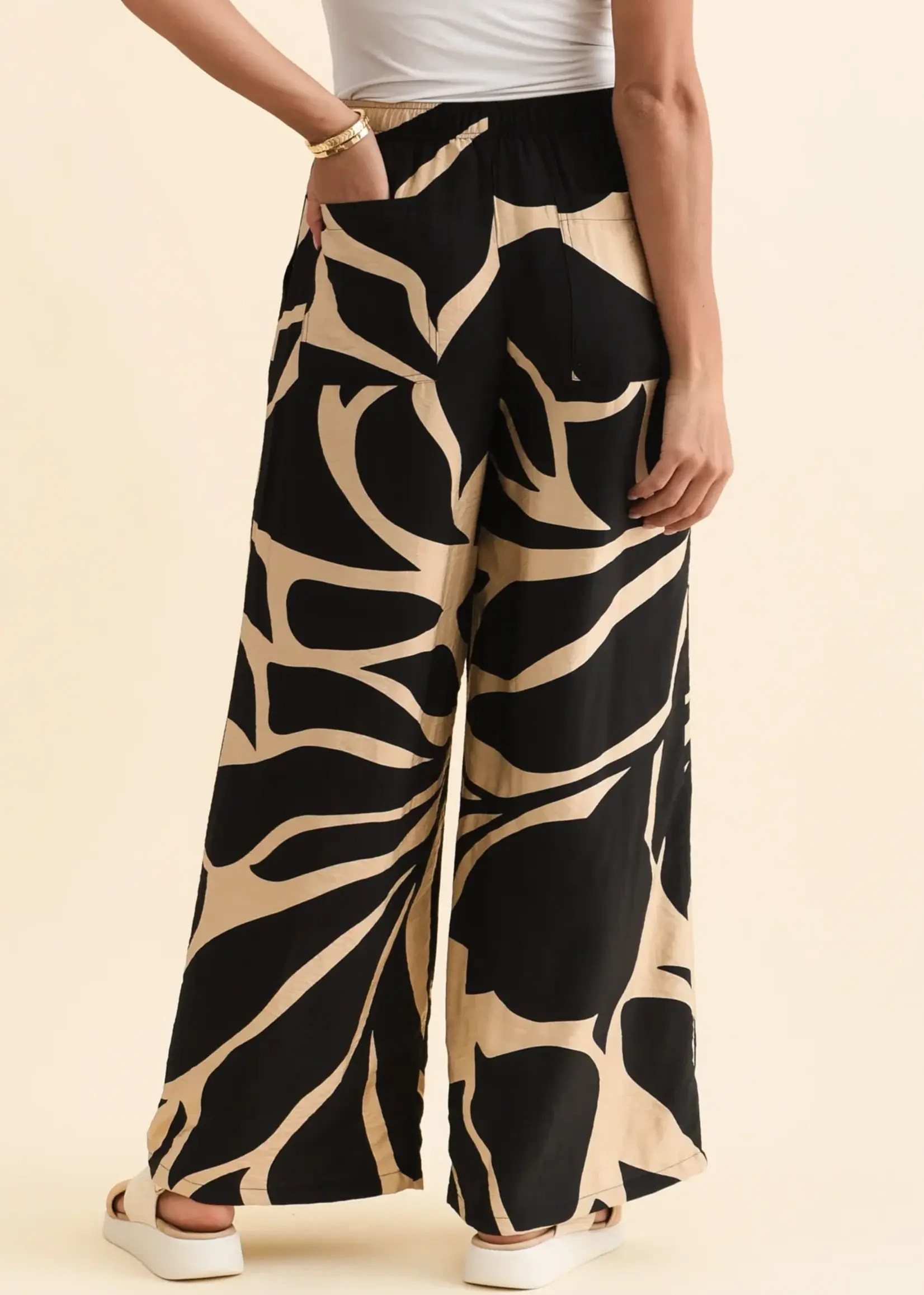 Betty Basic Sutton Relax Pant - Monochrome Floral Neutral