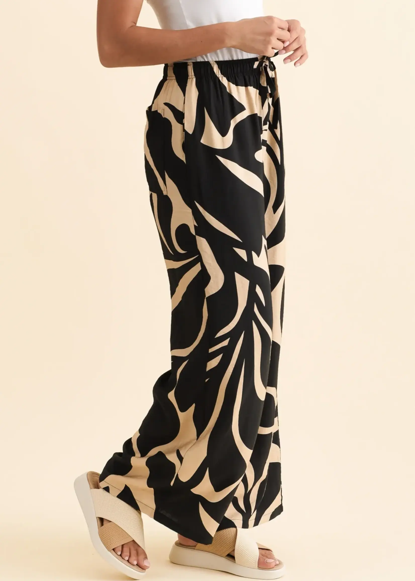 Betty Basic Sutton Relax Pant - Monochrome Floral Neutral