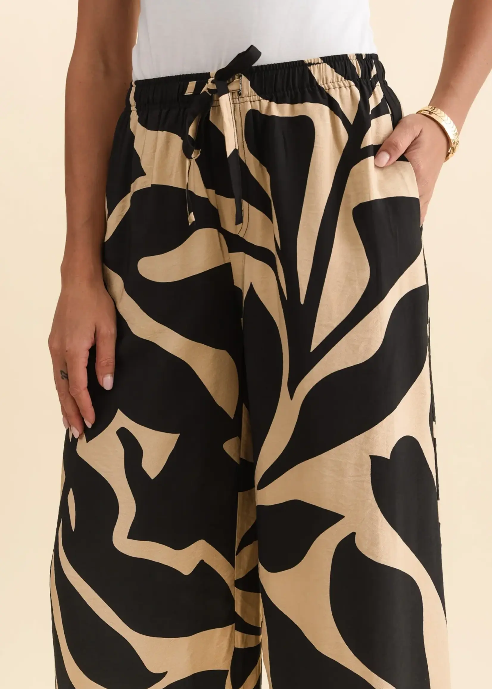 Betty Basic Sutton Relax Pant - Monochrome Floral Neutral