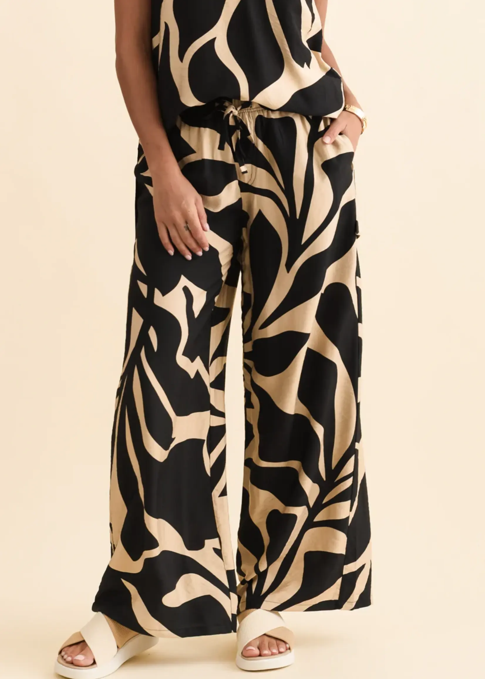 Betty Basic Sutton Relax Pant - Monochrome Floral Neutral