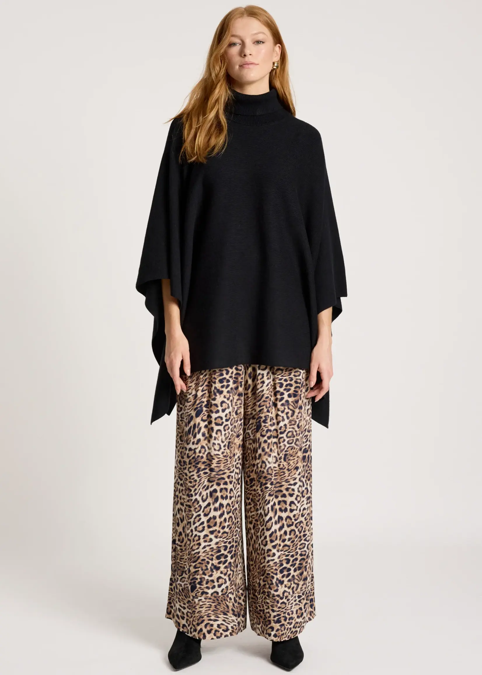 EB & Ive Samira Poncho - Black