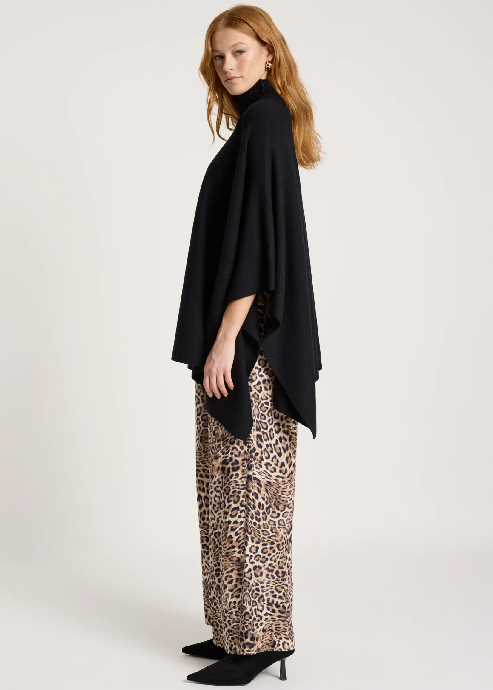EB & Ive Samira Poncho - Black