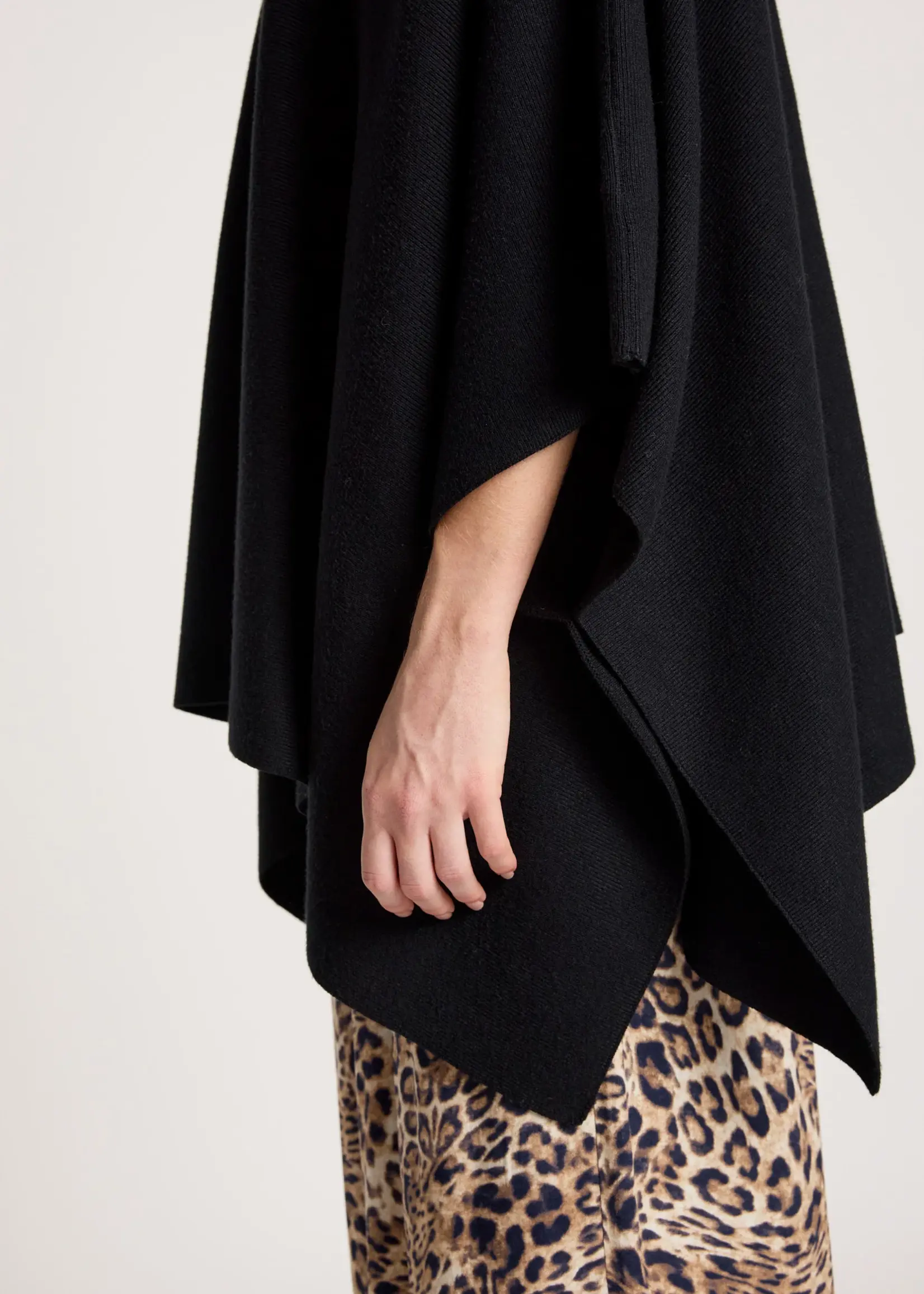 EB & Ive Samira Poncho - Black