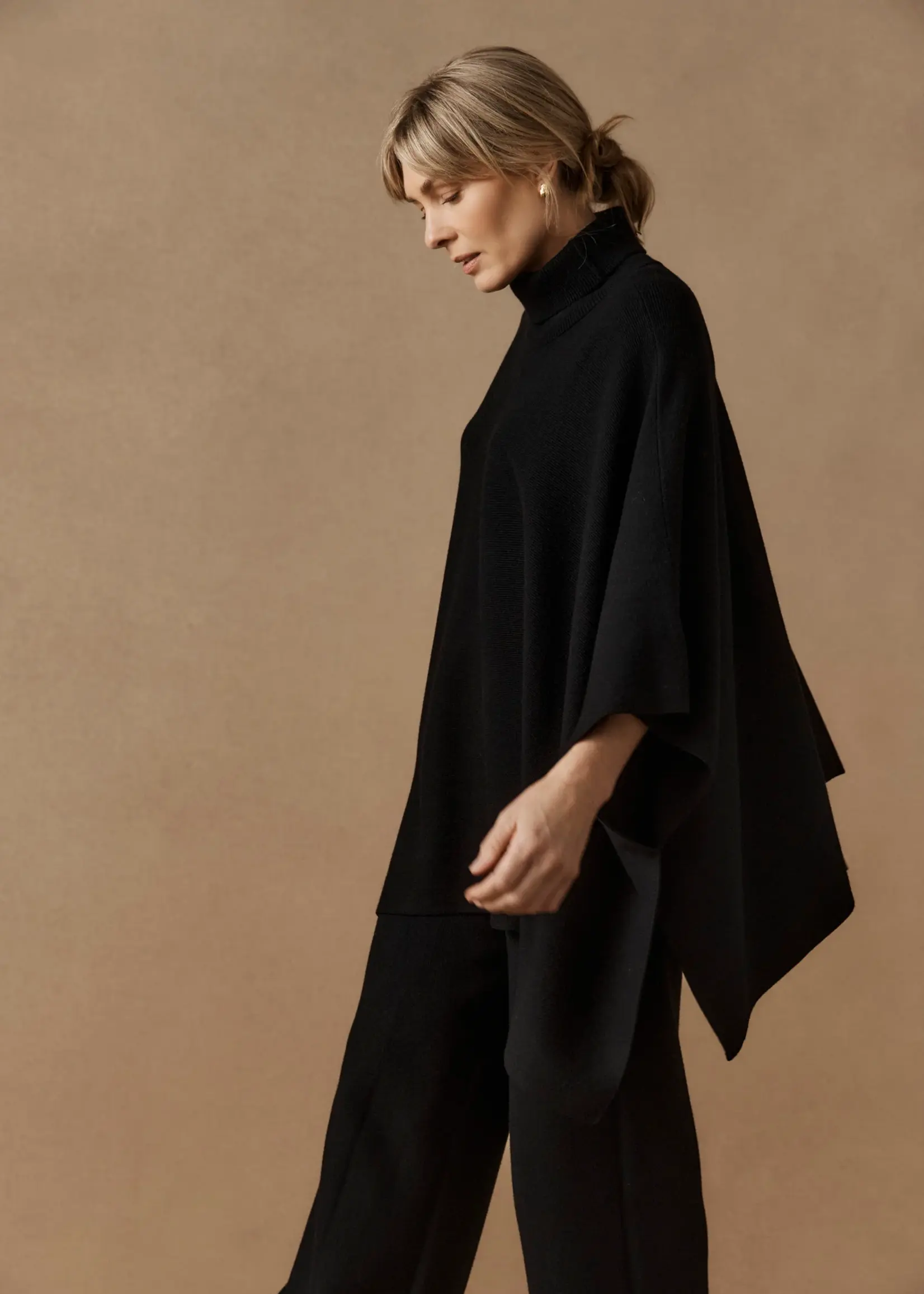 EB & Ive Samira Poncho - Black