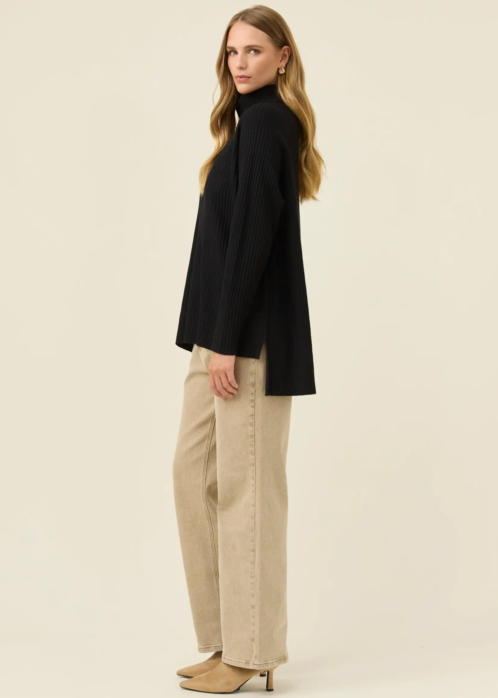 Isle of Mine Juno Relaxed Roll Neck Jumper - Onyx