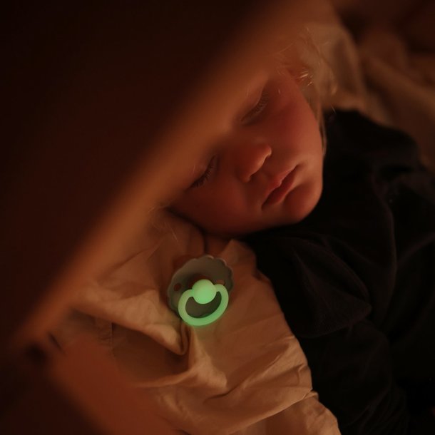 Mushie FRIGG Rubber Pacifier: Size 2 - Glow In The Dark