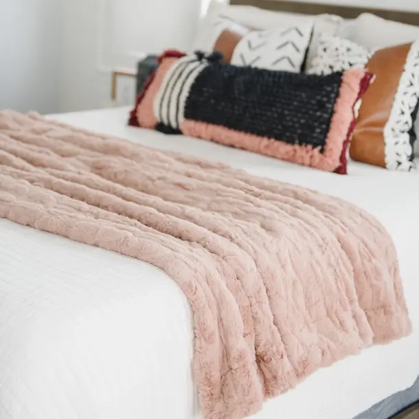 Saranoni Saranoni: Faux Fur XL Throw Blanket (60"x80")