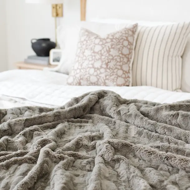 Saranoni Saranoni: Faux Fur XL Throw Blanket (60"x80")