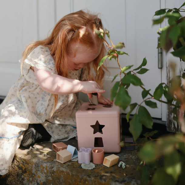 Mushie Mushie: Shape Sorting Box - Petal