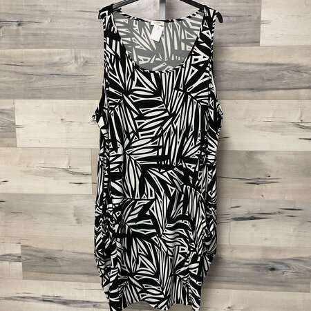 Black and White Print Athletic Dress - Size 3X
