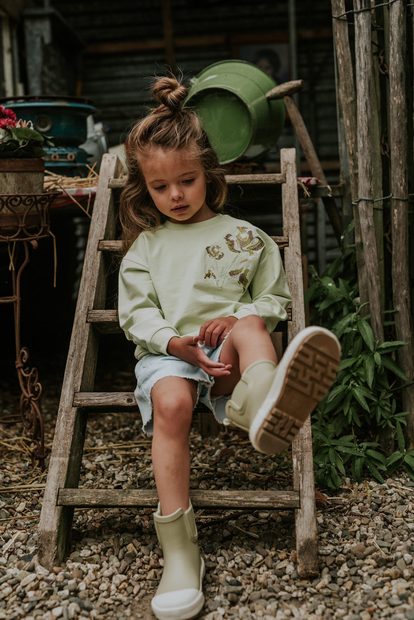 Pistaco Green Sweater Embroidered Flowers