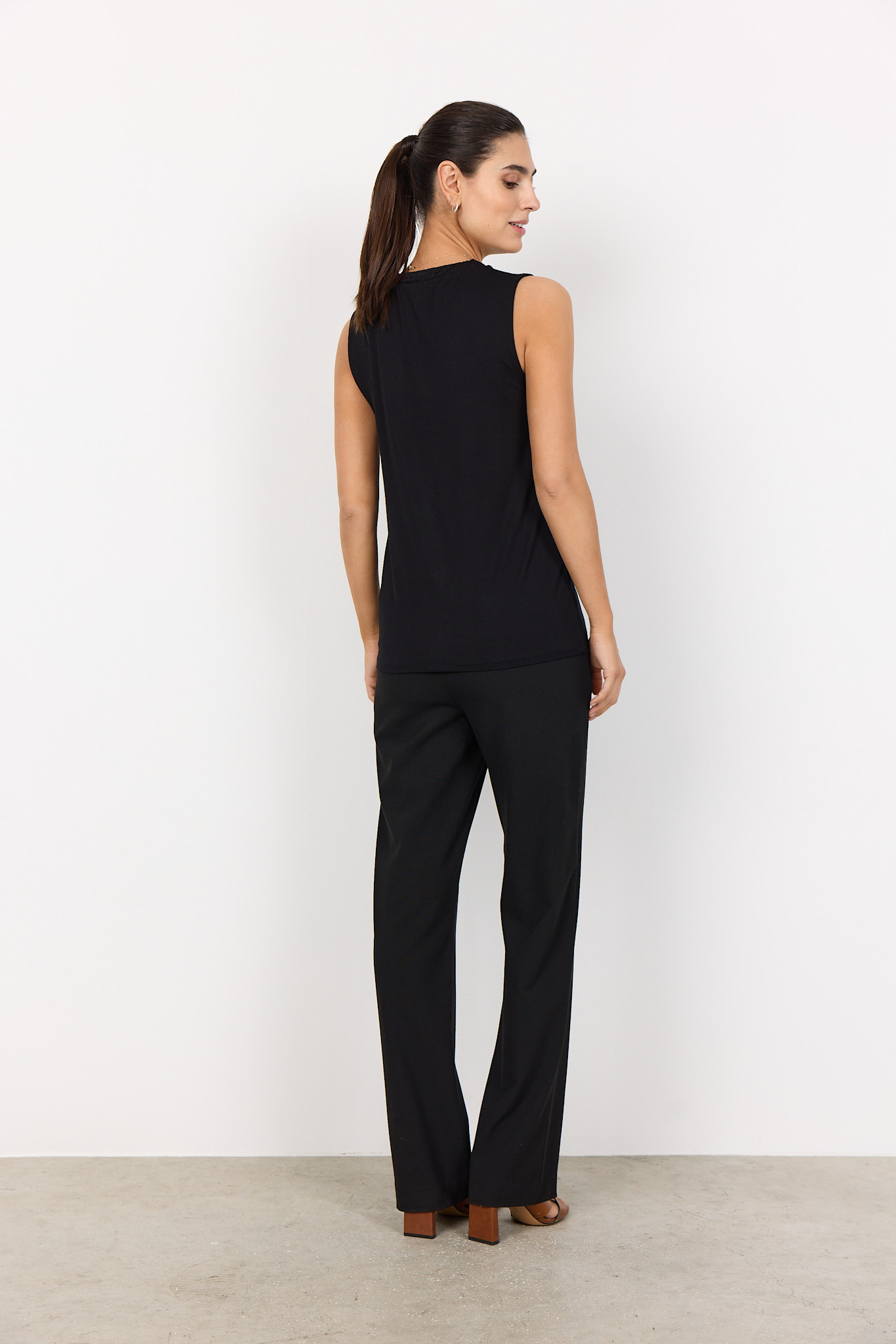 Knitted Tshirt Neck Detail Sleeveless Black