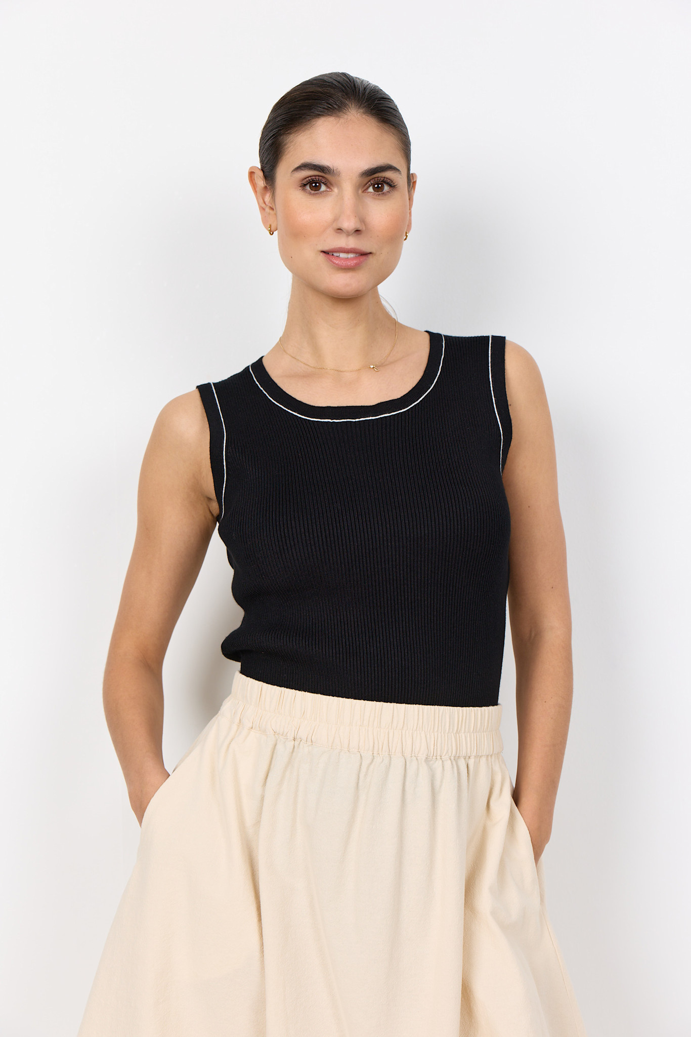 Knitted Tanktop Black White Detail