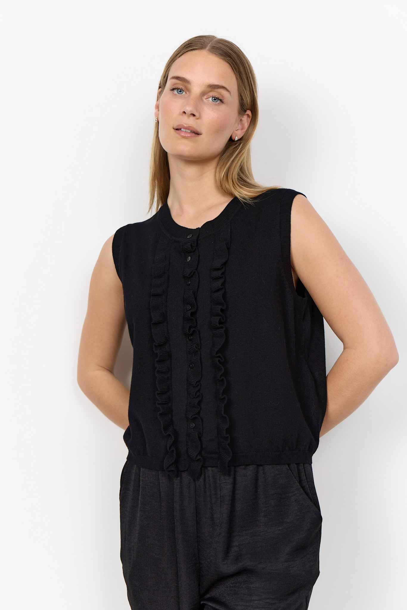 Knitted Sweater No Sleeve Ruffle Black