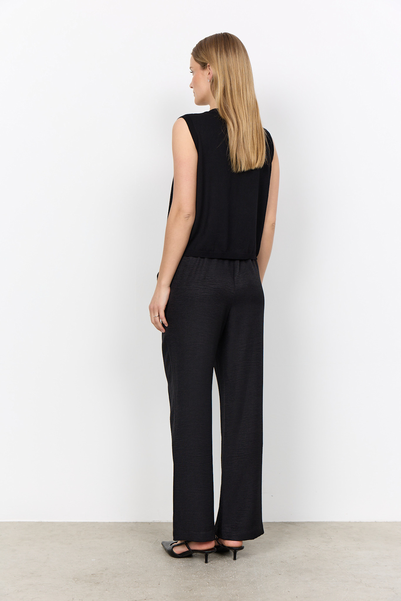 Knitted Sweater No Sleeve Ruffle Black