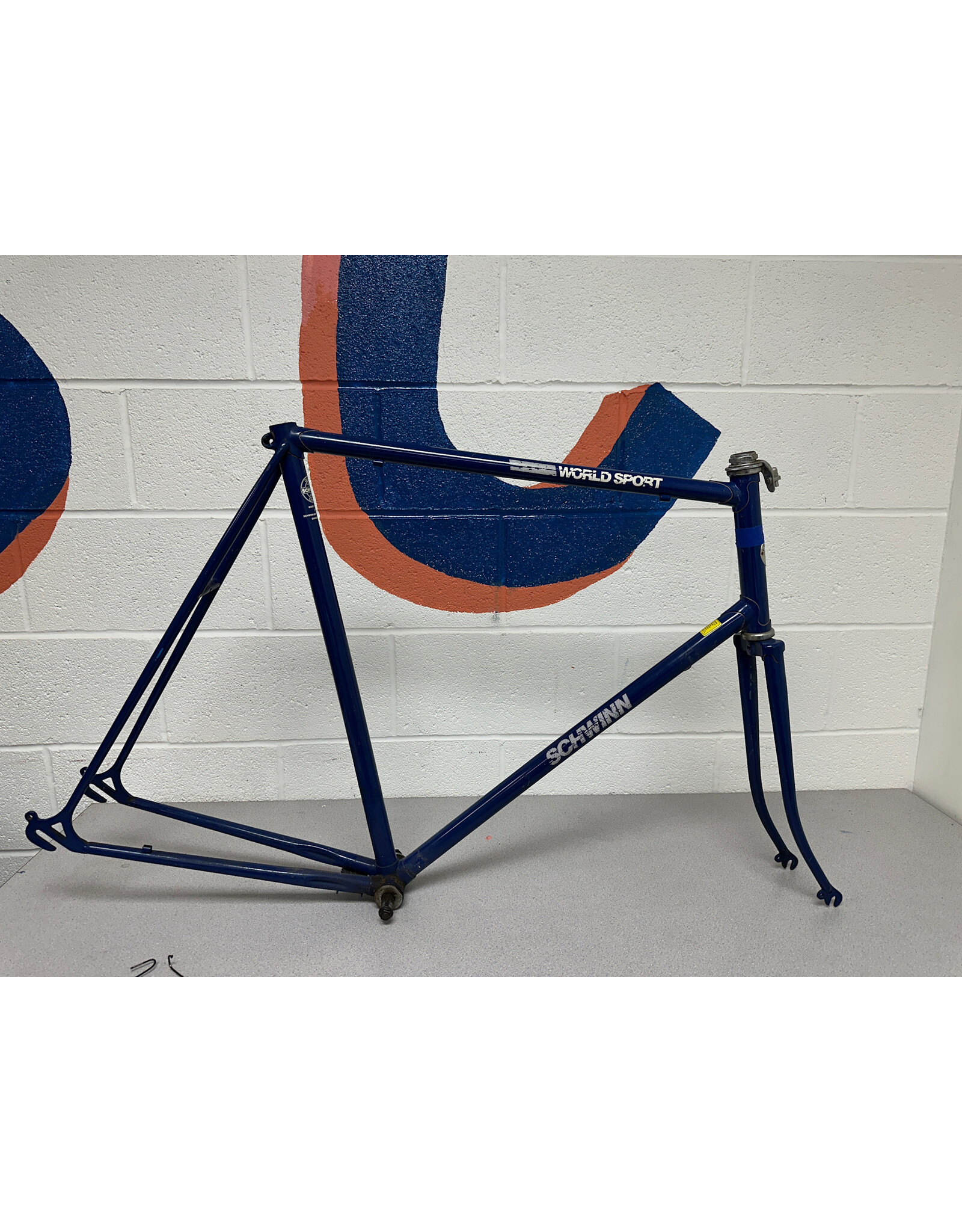 61/57 Schwinn World Sport frame