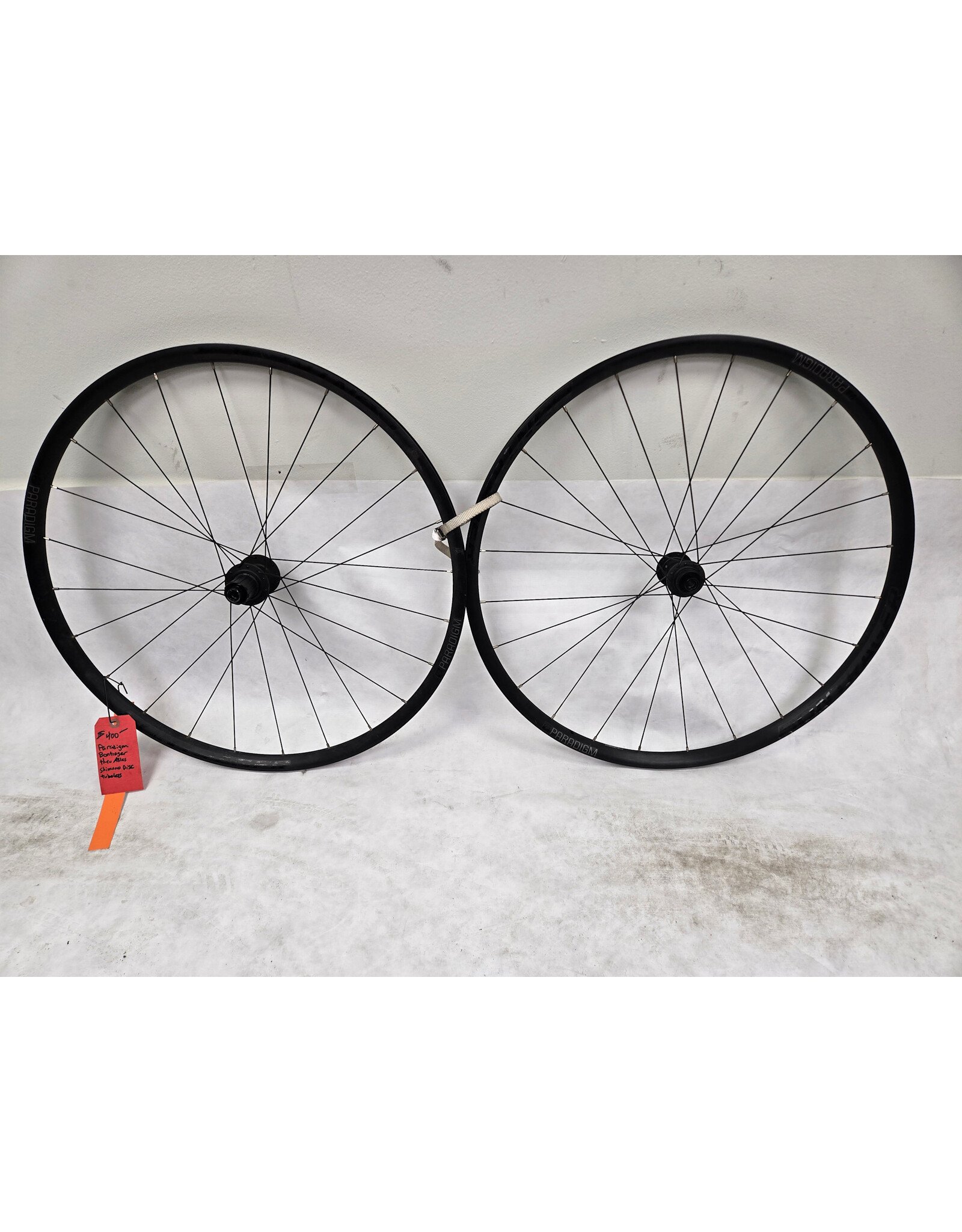 700C Bontrager Paradigm Shimano disc Thru Axels Tubless Wheelset