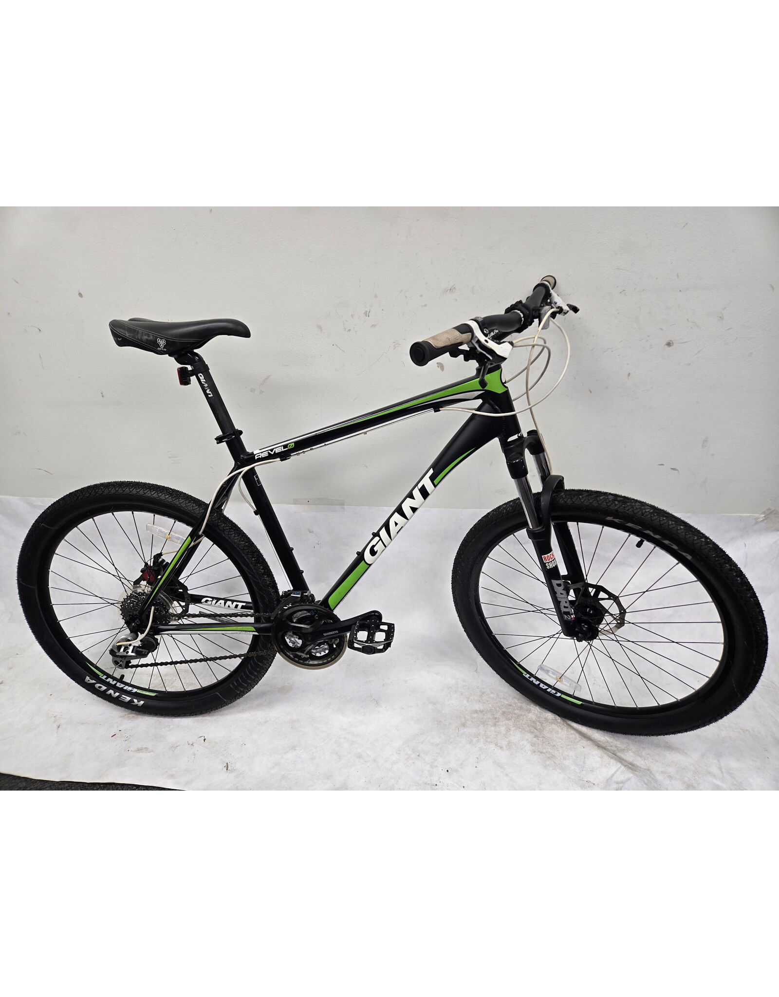 Giant Giant Revel, Black