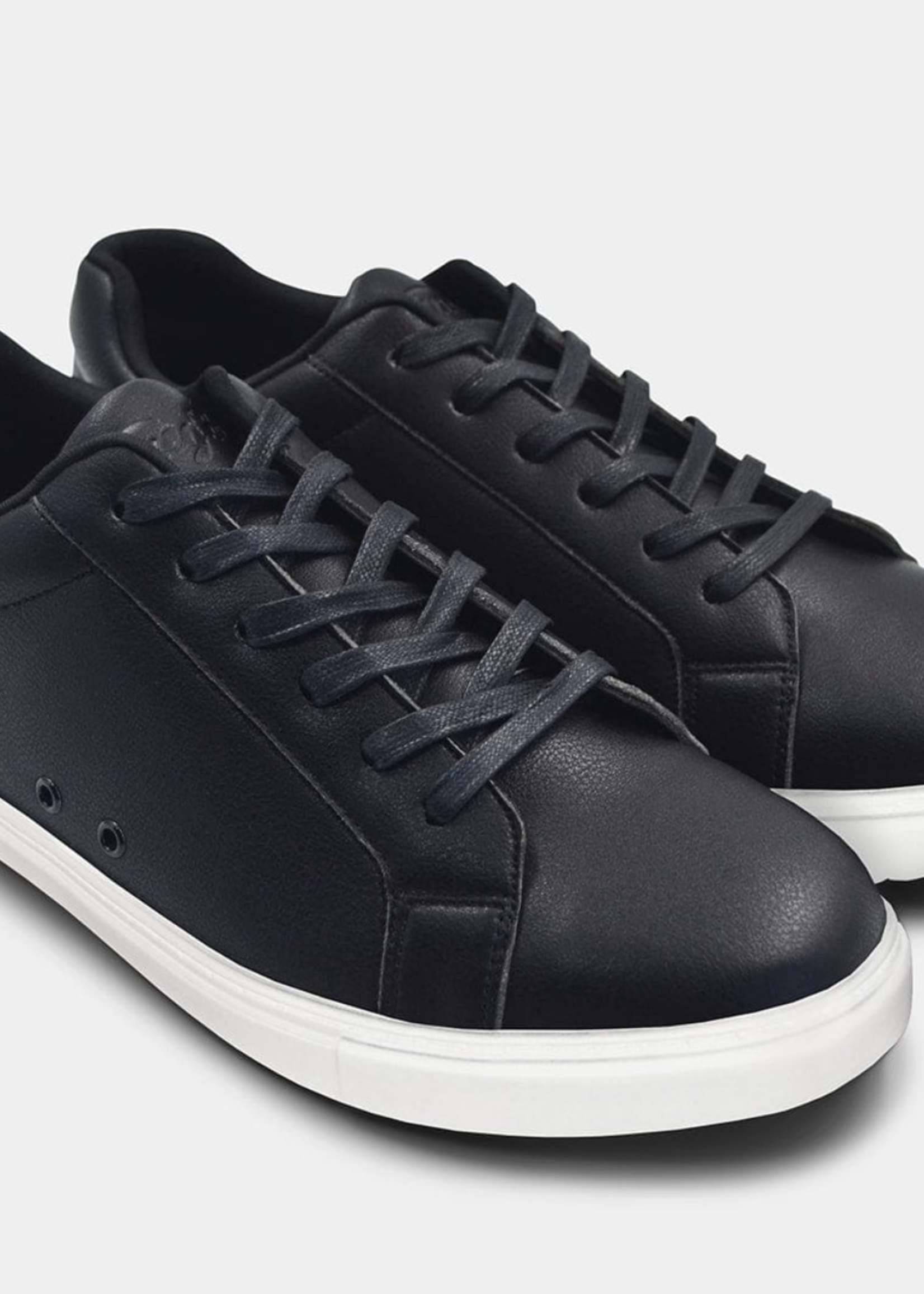 FUEGO LOW-TOP DANCE SNEAKER