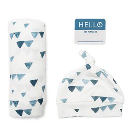 Lulujo Lulujo Hello World Swaddle Blanket & Knotted Hat Set - Navy Triangles