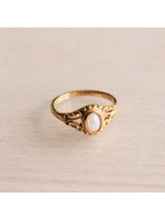 Steel "vintage look" ring with oval pearl - gold