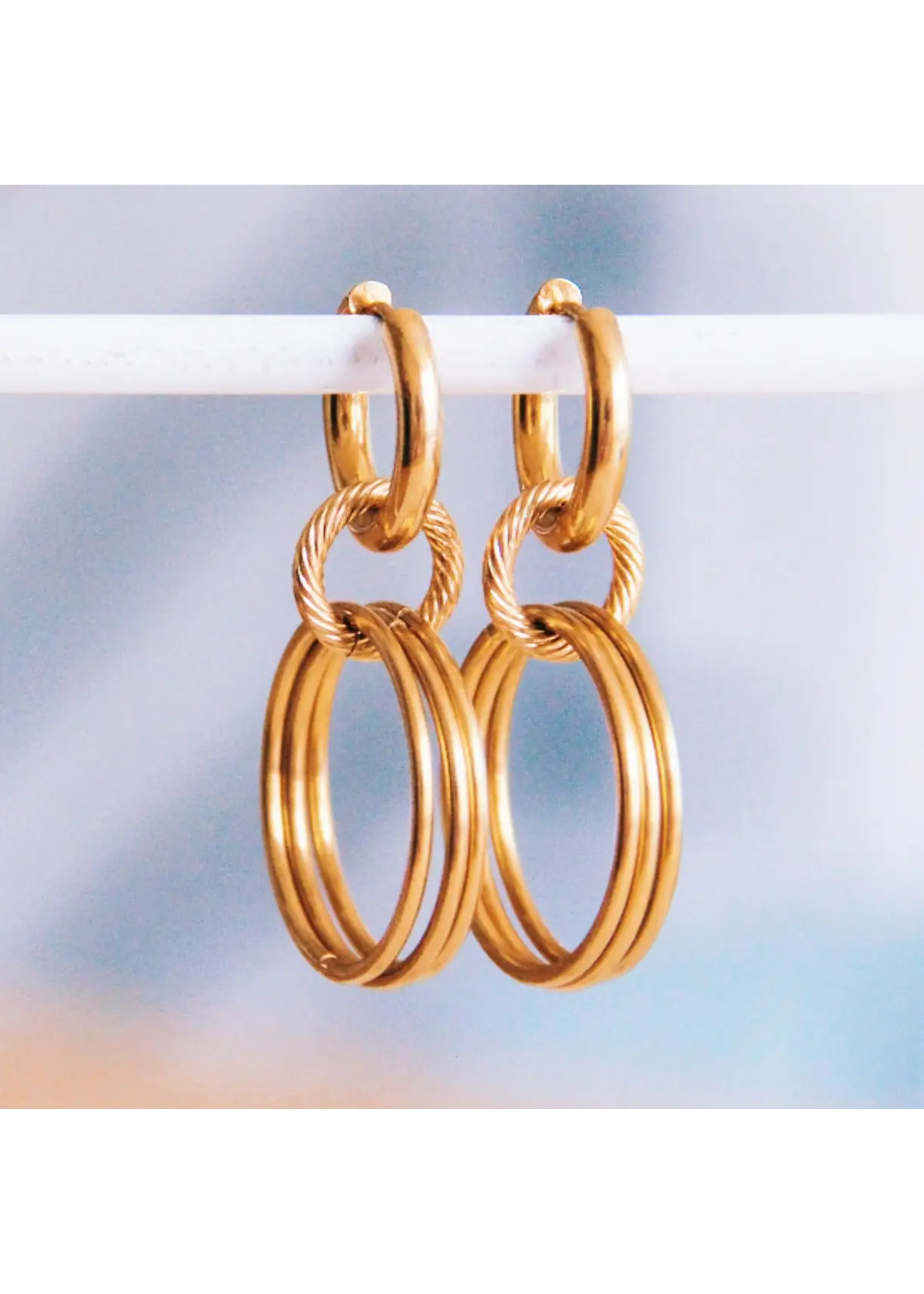 Wide Earring with Twisted and Smooth Rings