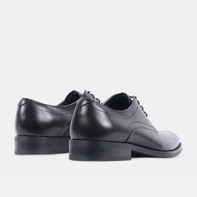 Steve Madden Steve Madden - Helfant - Men’s Leather Dress Shoe - Black / Brown LeatherThe dress shoe with a sole that holds the floor. Steve Madden’s Helfant is polished leather set on a rubber sole, so it grips where a slick leather sole would slide. Office to evenin