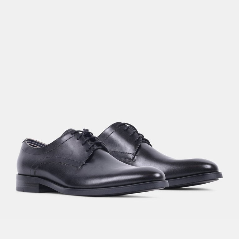 Steve Madden Steve Madden - Helfant - Men’s Leather Dress Shoe - Black / Brown LeatherThe dress shoe with a sole that holds the floor. Steve Madden’s Helfant is polished leather set on a rubber sole, so it grips where a slick leather sole would slide. Office to evenin