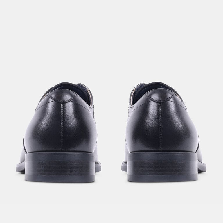 Steve Madden Steve Madden - Helfant - Men’s Leather Dress Shoe - Black / Brown LeatherThe dress shoe with a sole that holds the floor. Steve Madden’s Helfant is polished leather set on a rubber sole, so it grips where a slick leather sole would slide. Office to evenin
