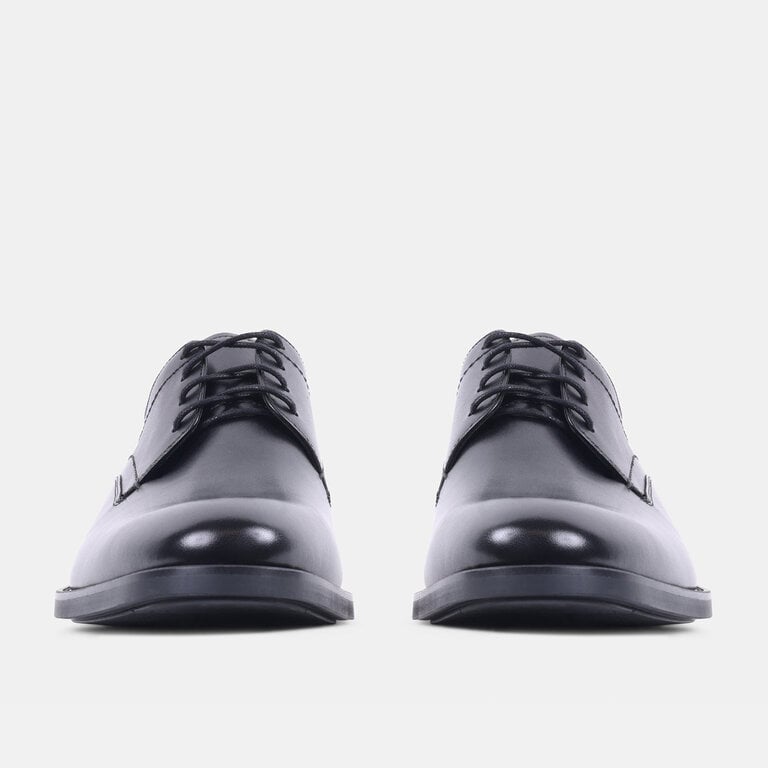 Steve Madden Steve Madden - Helfant - Men’s Leather Dress Shoe - Black / Brown LeatherThe dress shoe with a sole that holds the floor. Steve Madden’s Helfant is polished leather set on a rubber sole, so it grips where a slick leather sole would slide. Office to evenin