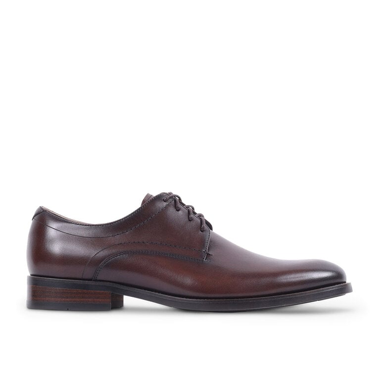 Steve Madden Steve Madden - Helfant - Men’s Leather Dress Shoe - Black / Brown LeatherThe dress shoe with a sole that holds the floor. Steve Madden’s Helfant is polished leather set on a rubber sole, so it grips where a slick leather sole would slide. Office to evenin