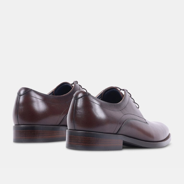 Steve Madden Steve Madden - Helfant - Men’s Leather Dress Shoe - Black / Brown LeatherThe dress shoe with a sole that holds the floor. Steve Madden’s Helfant is polished leather set on a rubber sole, so it grips where a slick leather sole would slide. Office to evenin