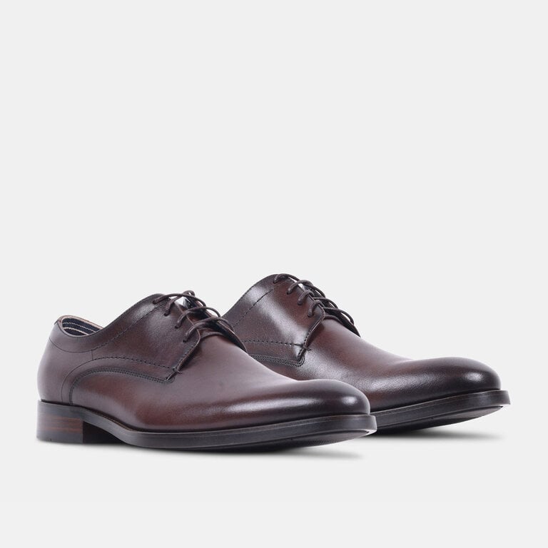 Steve Madden Steve Madden - Helfant - Men’s Leather Dress Shoe - Black / Brown LeatherThe dress shoe with a sole that holds the floor. Steve Madden’s Helfant is polished leather set on a rubber sole, so it grips where a slick leather sole would slide. Office to evenin
