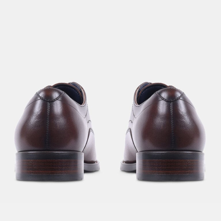 Steve Madden Steve Madden - Helfant - Men’s Leather Dress Shoe - Black / Brown LeatherThe dress shoe with a sole that holds the floor. Steve Madden’s Helfant is polished leather set on a rubber sole, so it grips where a slick leather sole would slide. Office to evenin