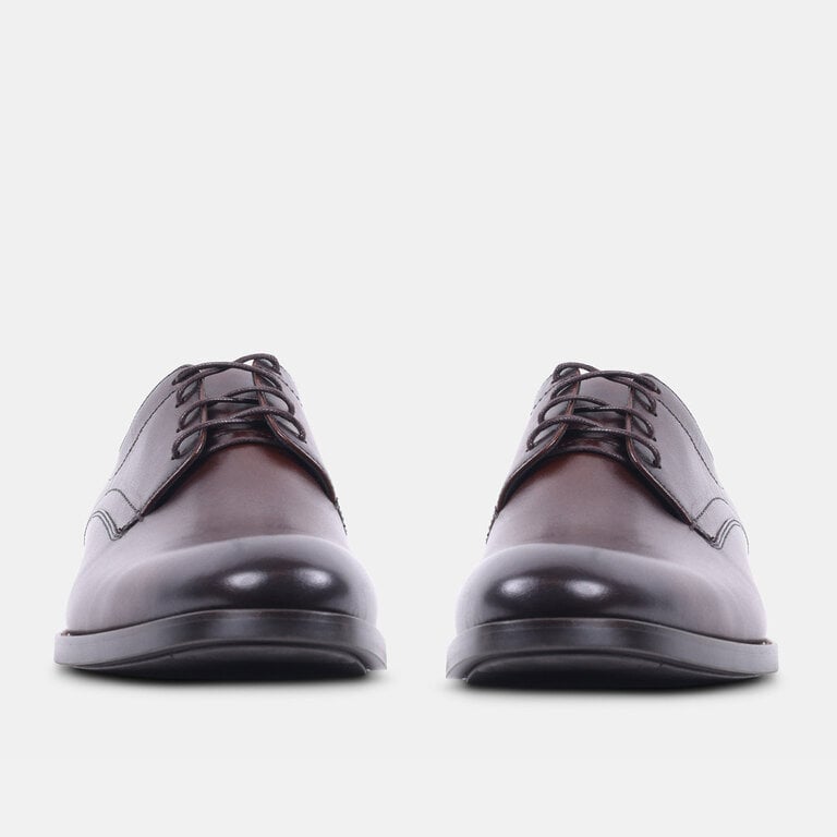 Steve Madden Steve Madden - Helfant - Men’s Leather Dress Shoe - Black / Brown LeatherThe dress shoe with a sole that holds the floor. Steve Madden’s Helfant is polished leather set on a rubber sole, so it grips where a slick leather sole would slide. Office to evenin