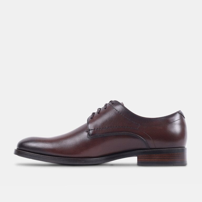 Steve Madden Steve Madden - Helfant - Men’s Leather Dress Shoe - Black / Brown LeatherThe dress shoe with a sole that holds the floor. Steve Madden’s Helfant is polished leather set on a rubber sole, so it grips where a slick leather sole would slide. Office to evenin