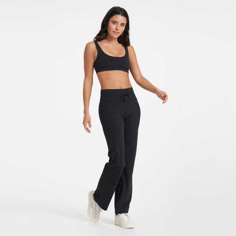 https://cdn.shoplightspeed.com/shops/638138/files/53473591/vuori-vuori-womens-daily-wideleg-pant.jpg