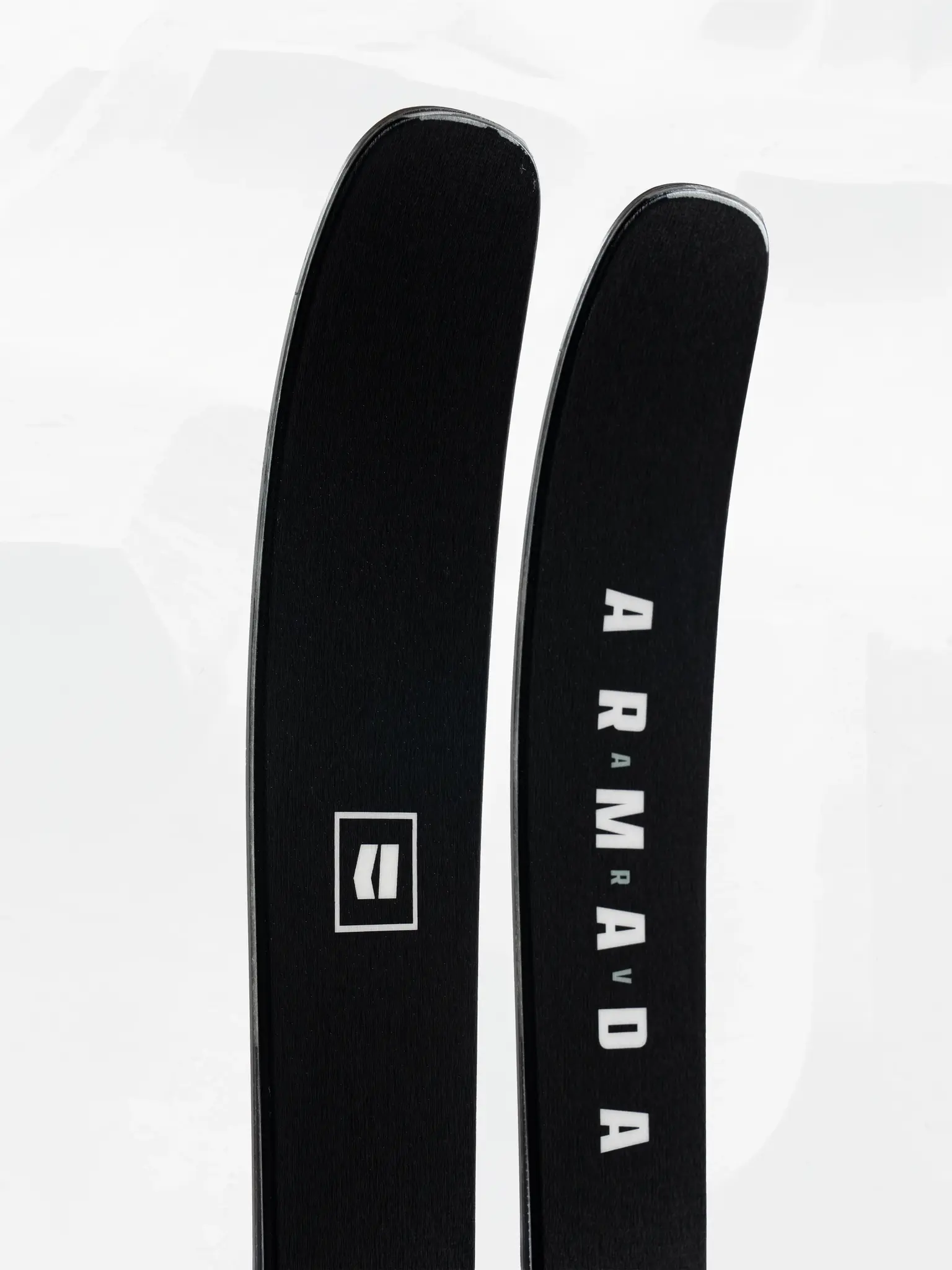 Armada Armada ARV 100 Black Edition Skis