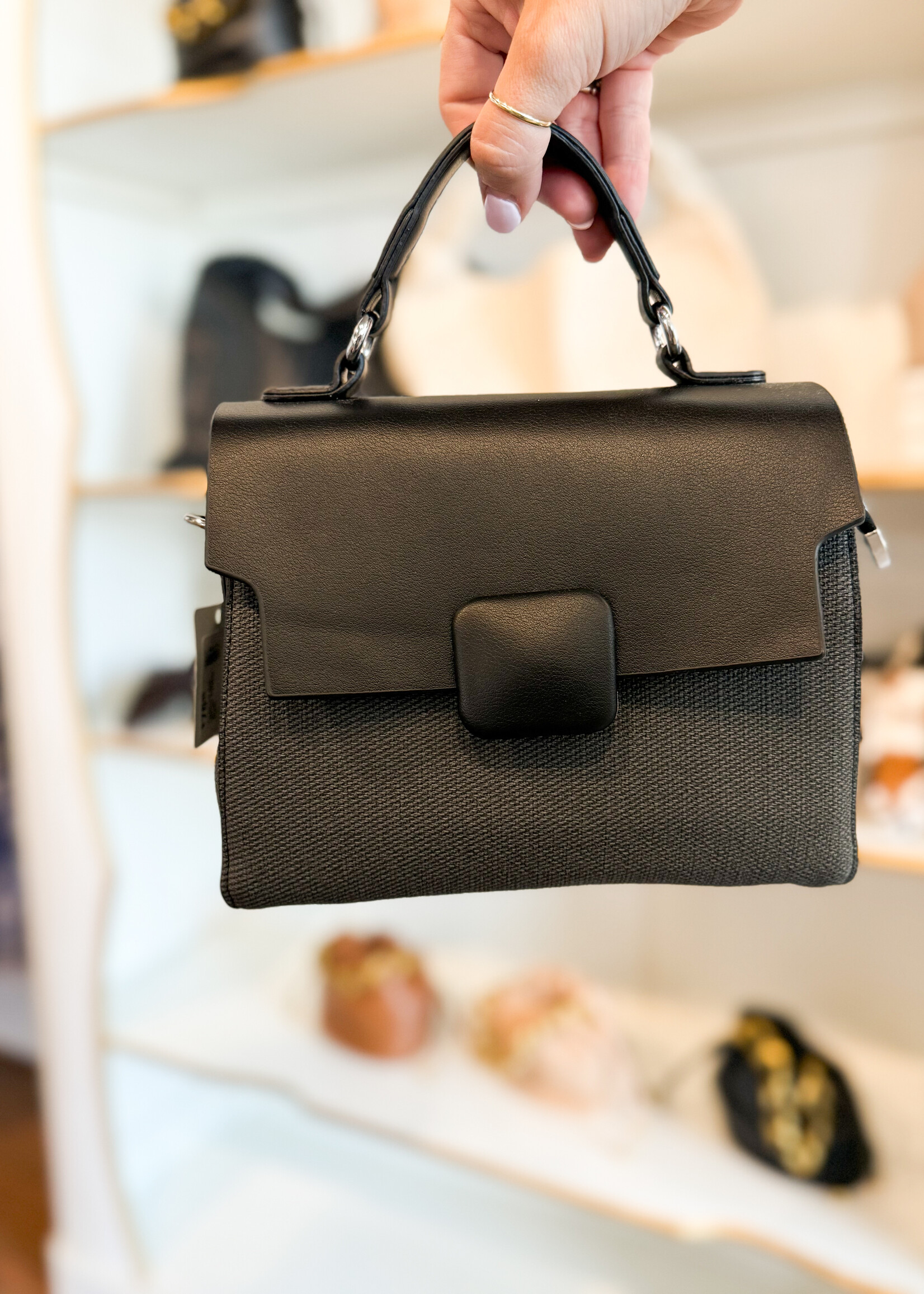The Fashion Textured Bag W/Flap Closure