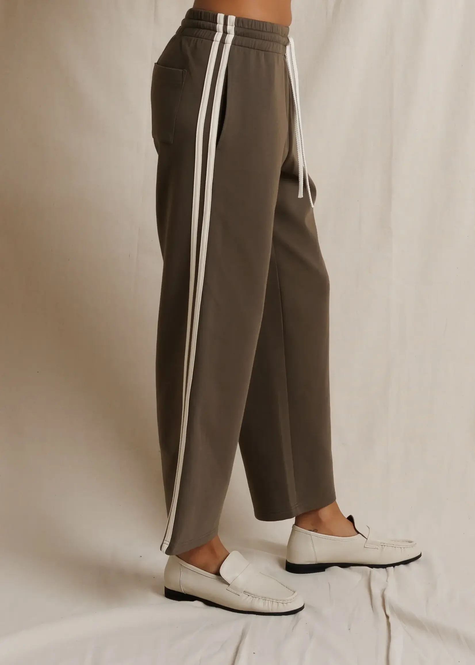 Perfect White Tee Claud Travel Track Pant