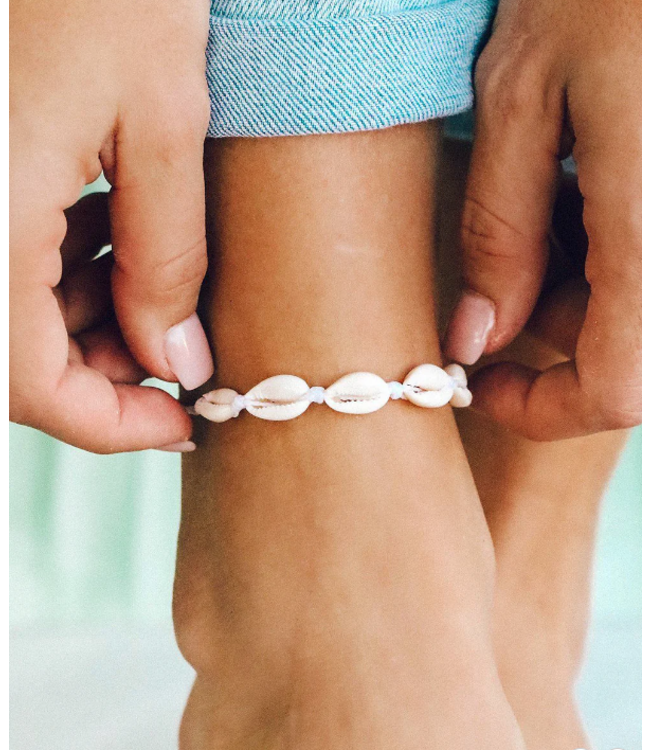 Pura Vida PURA VIDA BRACELET CHEVILLE KNOTTED COWRIES (10BRPK1361)