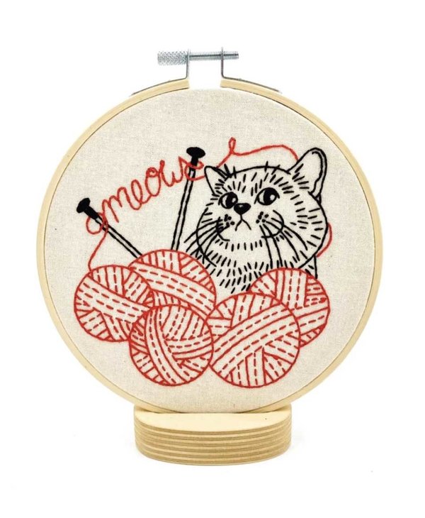 Design : kitten with knitting