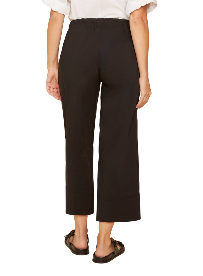 Renuar Crisp Cotton Crop Pant In Black