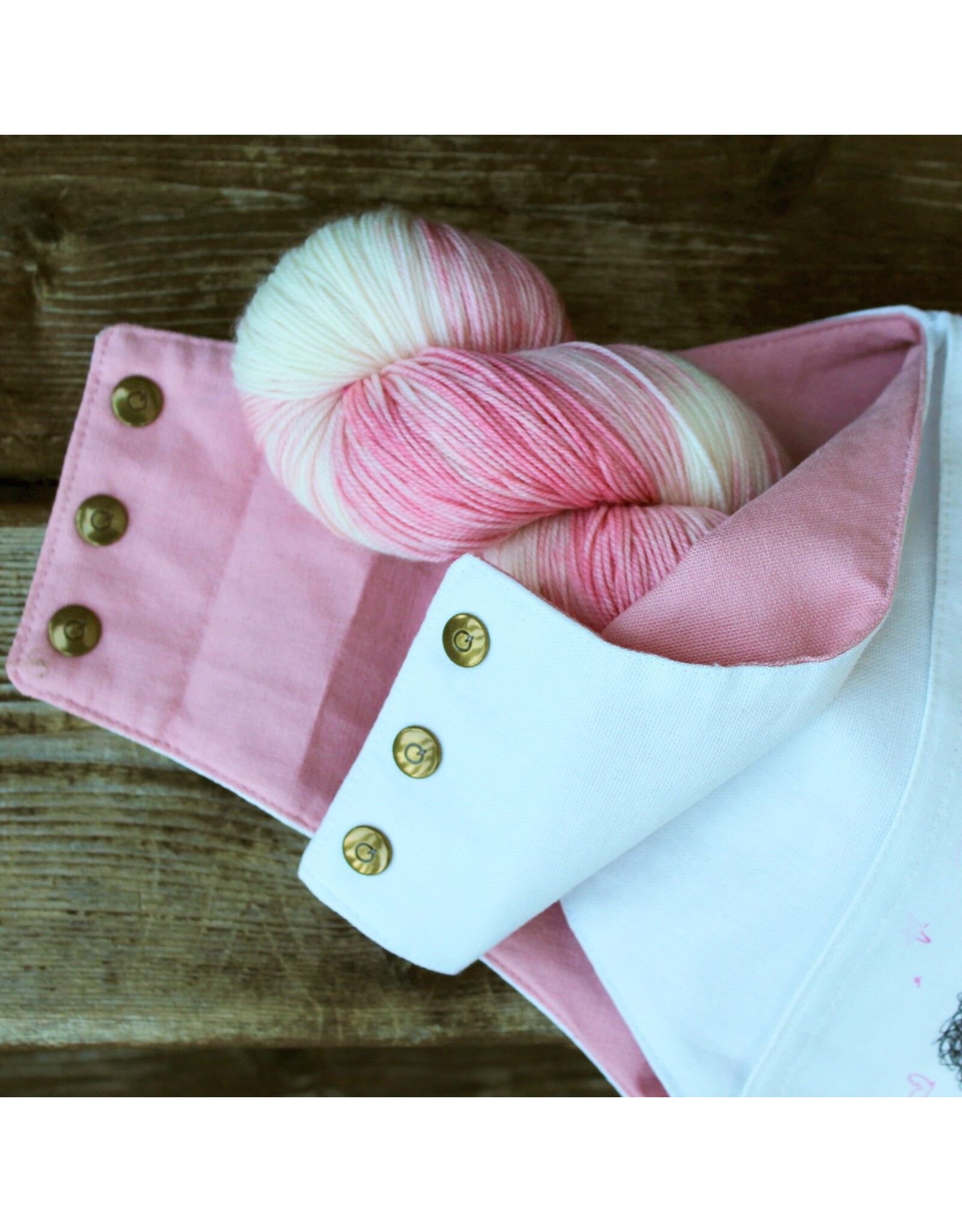 della Q For Yarn's Sake Custom Nora Wrist Project Bag, Pink