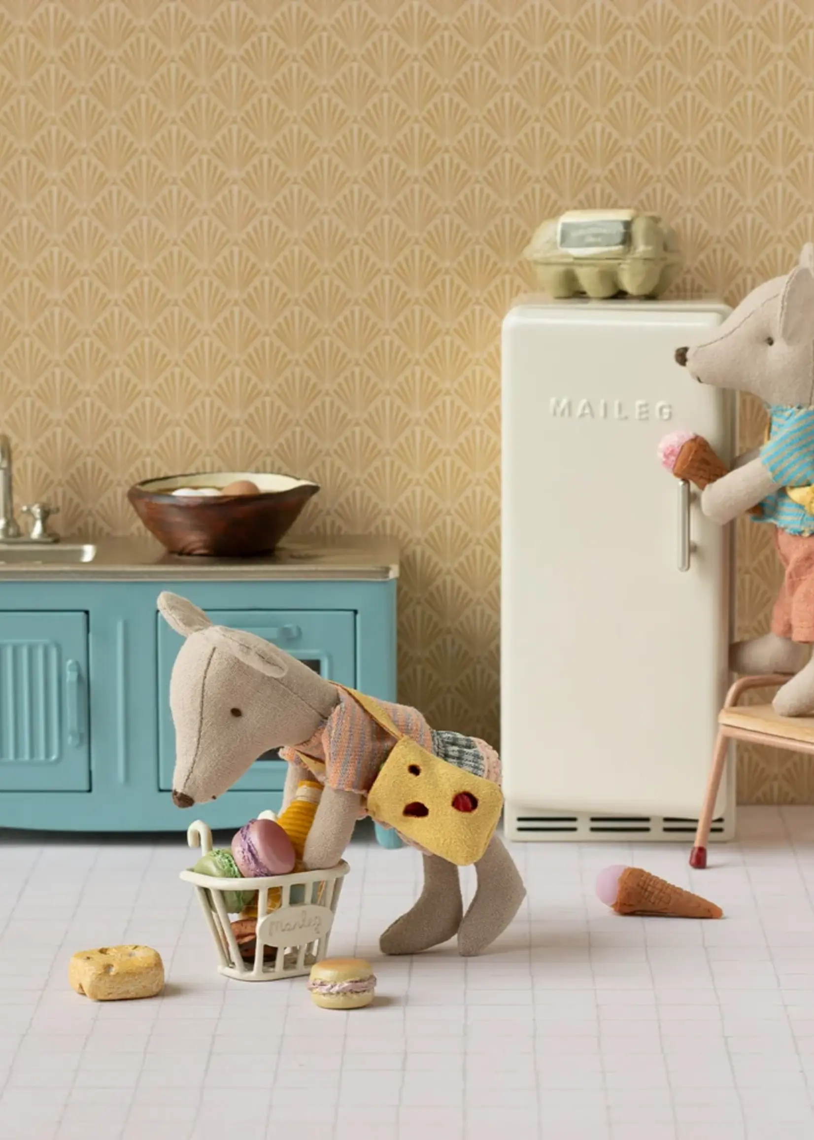LITTLE SISTER MOUSE WITH BAG