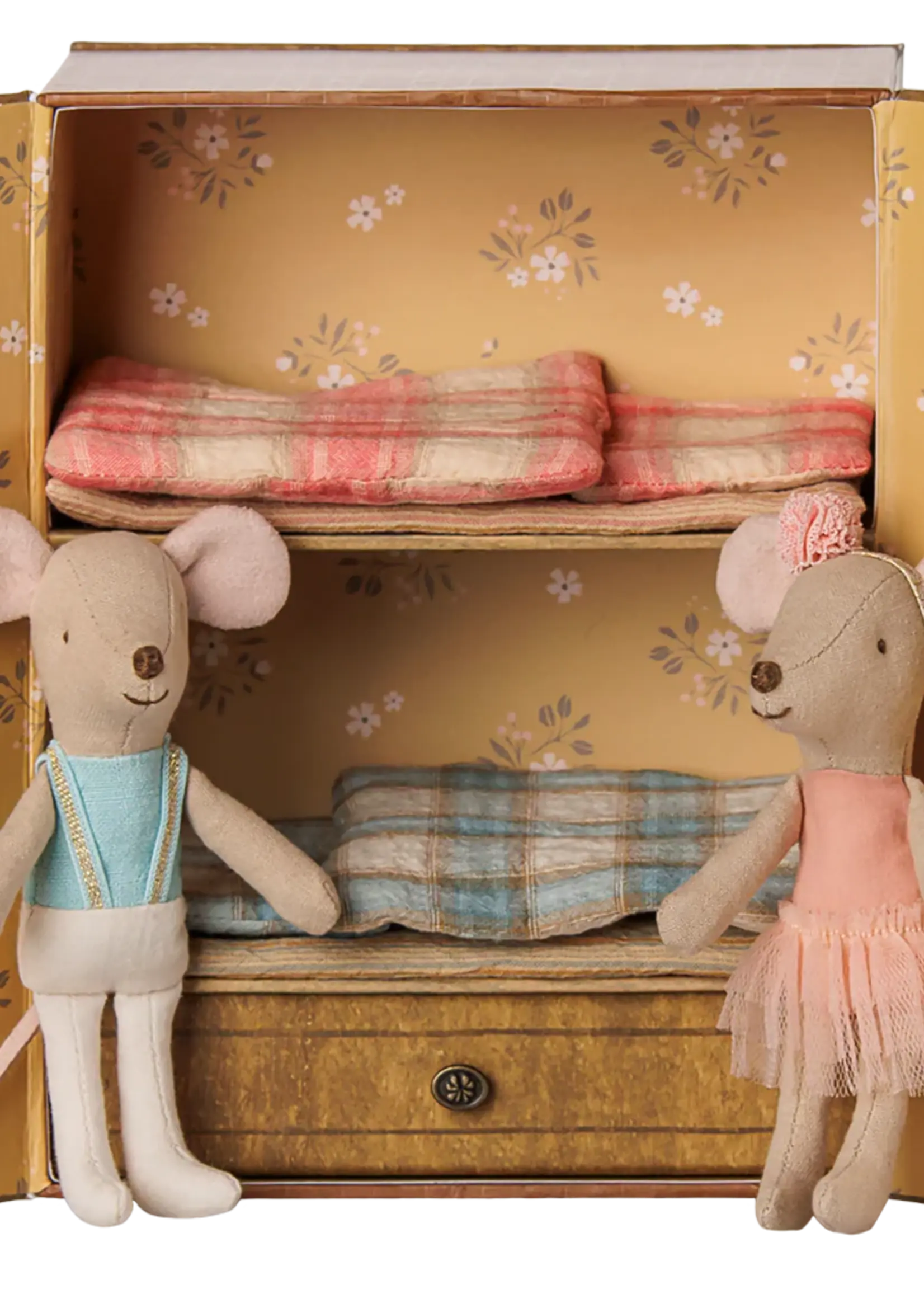 BALLET MICE IN STUDIO