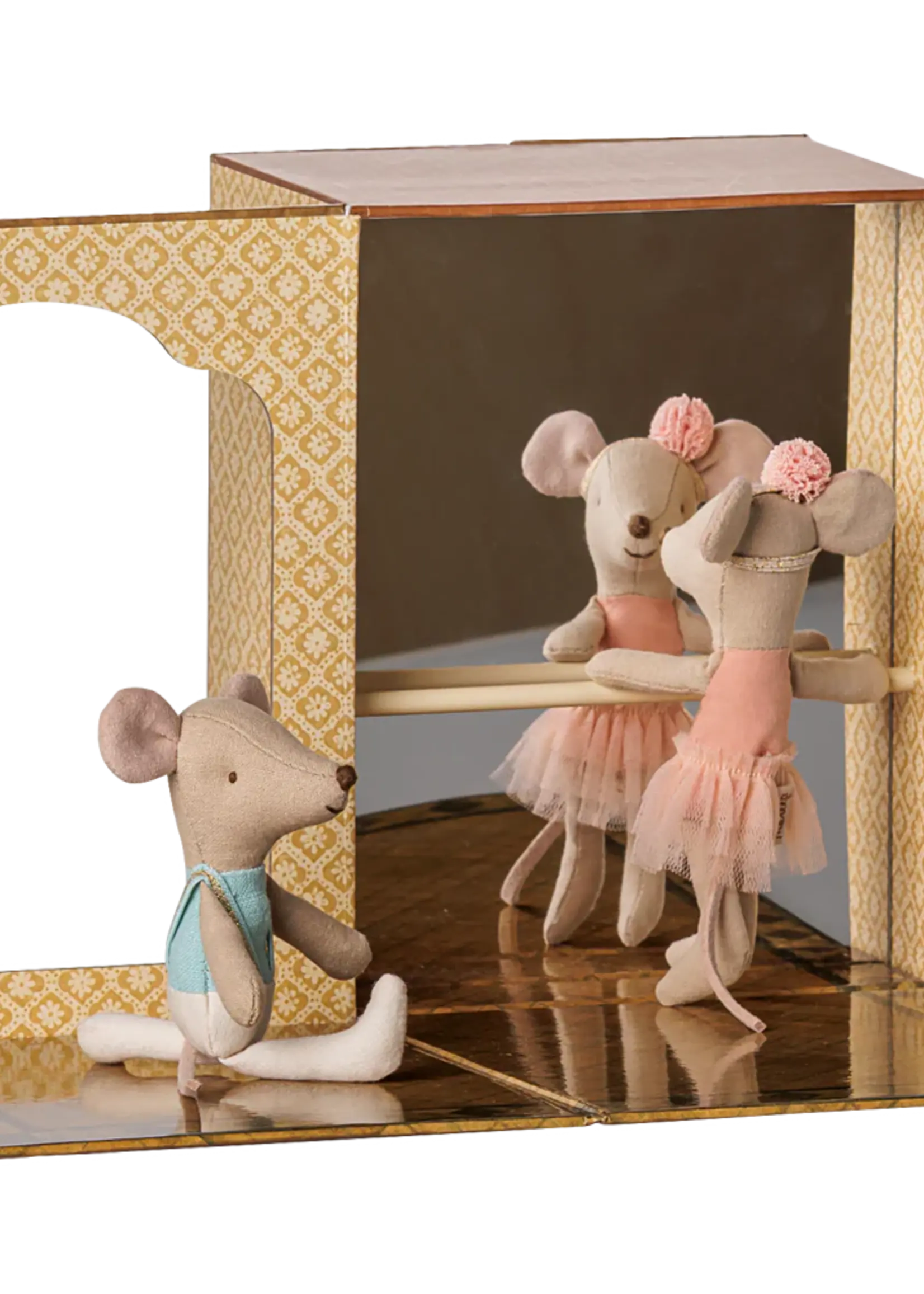 BALLET MICE IN STUDIO