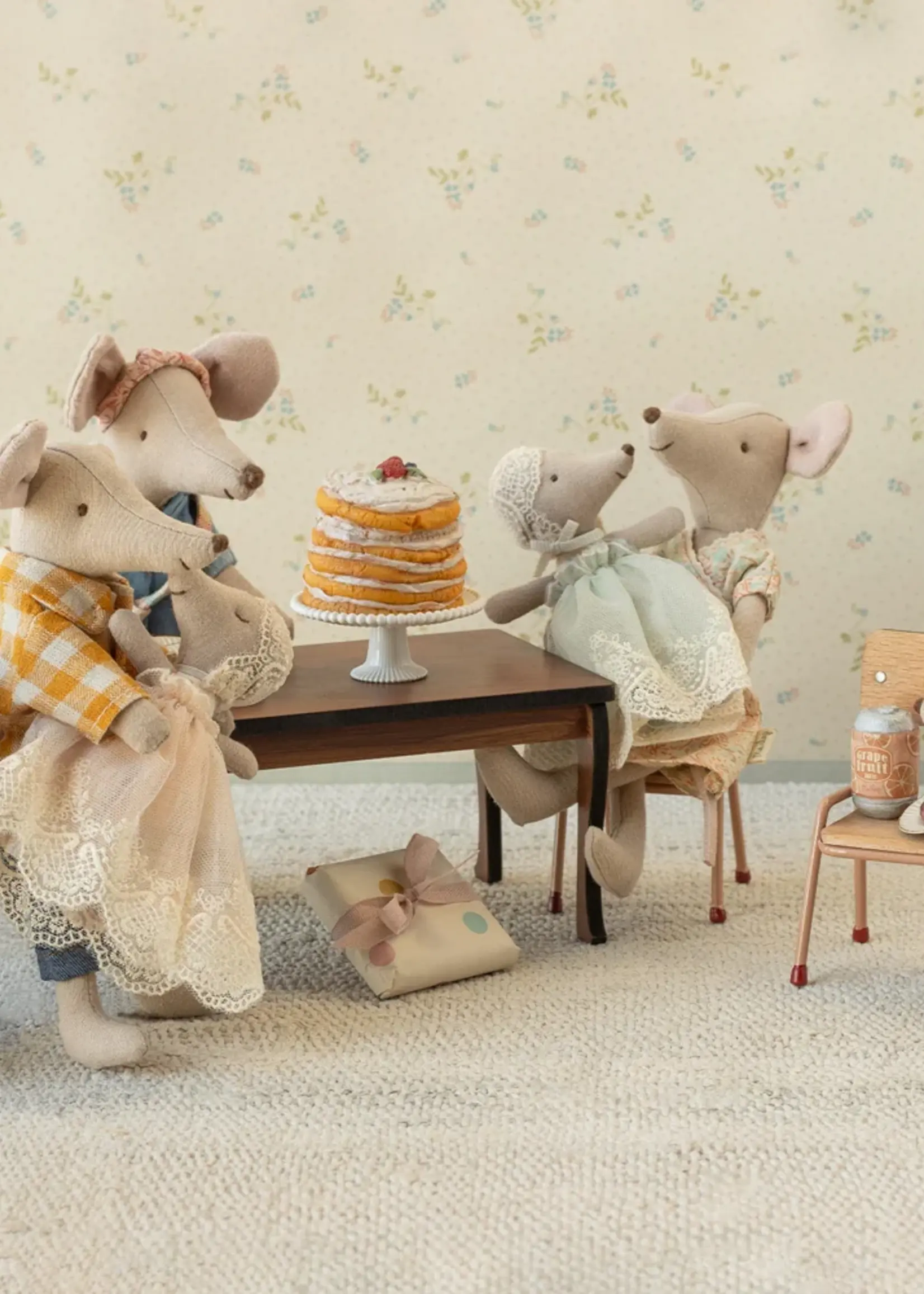 BABY MOUSE IN GOWN