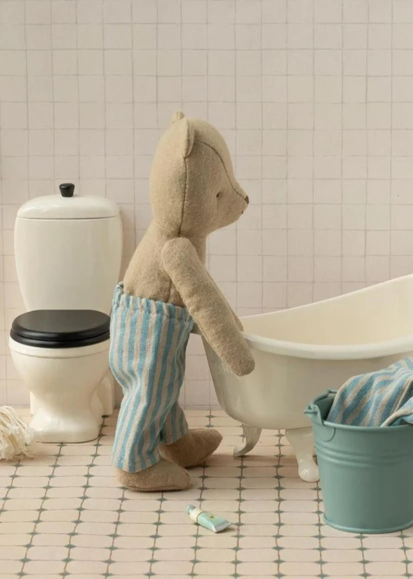 MINIATURE BATHTUB
